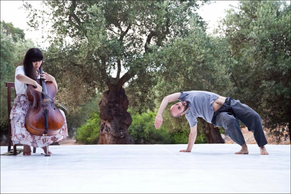 Il video in oggetto è parte della collezione digitale “Puglia Green Hour”nata dall'omonimo progetto di Teatro Pubblico Pugliese. Fu organizzato su un calendario fitto e intenso di spettacoli programmati tra giugno e luglio 2012 all'interno dei Parchi Regionali della Puglia, per parlare di arte, musica, teatro e filosofia ispirati dalle bellezze primordiali del paesaggio pugliese in aree territoriali spesso dimenticate o poco valorizzate. Il breve video giratotra gli spazi della Masseria l'Ovile di Ostuni, raccoglie la testimonianza di tre giovani danzatori che si esibiscono en plein air sulle note della violoncellista coreana Ok Kyung Lee in occasione dell'evento “Dialoghi sul Corpo”. I tre performer spiegano come il movimento spontaneo e fluttuante dei corpi riesca a g...
