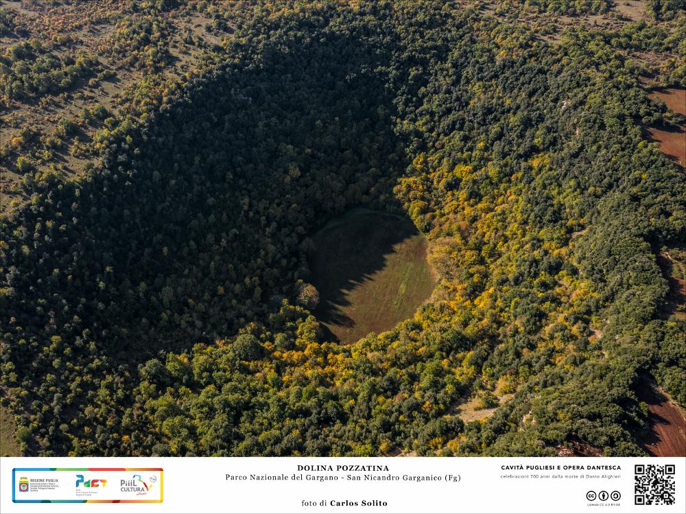 Un immenso cratere verde si apre ai nostri occhi. Siamo nel Parco Nazionale del Gargano, e precisamente nel territorio di San Nicandro Garganico, dinnanzi alla dolina più grande d’Europa.
La profondità della conca raggiunge infatti i 132 metri e il perimetro superiore i 1836 metri.
Lo spettacolo è sorprendente, e nella sua maestosità fa pensare a una porta d’accesso per il centro della terra o addirittura per l’Inferno dantesco.
Le pareti scoscese interamente ricoperte da una selva prosperosa di querce e di lecci sembrano sbalzarci verso il fondo circolare della cavità dove, già nella discesa, si avverte l’abbassarsi repentino della temperatura. La sera il calore del sole diurno si disperde del tutto e l’aria si fa decisamente fredda.
L’immagine digitale fa parte della ...