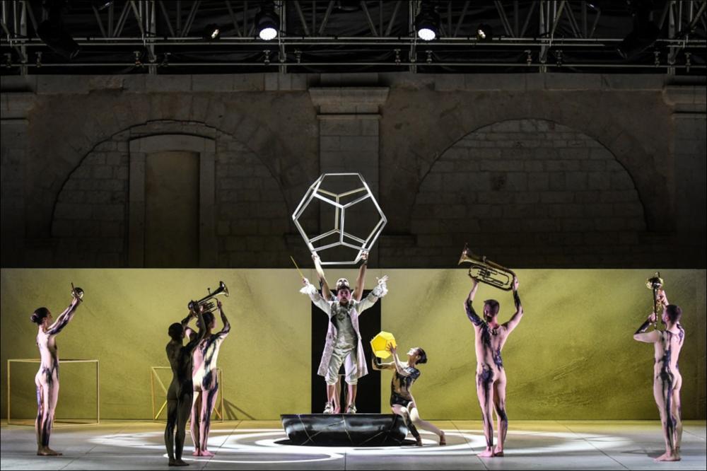 Nella foto una coreografia eseguita dai danzatori della compagnia Fattoria Vittadini per la produzione teatrale che ha accompagnato le musiche de “La Creazione” del compositore Franz Joseph Haydn.
Singolare, infatti, è stata la volontà di affiancare alla musica una visualizzazione teatrale per opere liriche, come quelle di Haydn, che, seppur ricche di valori musicali, hanno solitamente trascurato un contesto drammaturgico.
In occasione della 47ª edizione del Festival della Valle d’Itria, nelle serate del 17, 23 e 31 luglio 2021, l’opera di Haydn è stata messa in scena nell’Atrio del Palazzo Ducale di Martina Franca, sotto la direzione di Fabio Luisi, nella versione in italiano a cura di Dario Del Corno, rivista p...