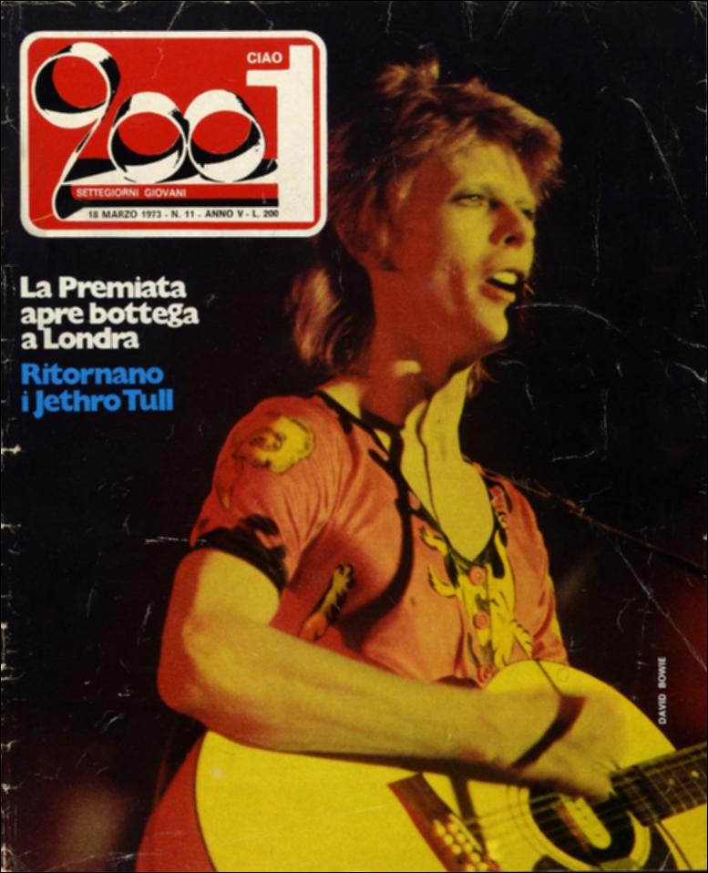 La risorsa in oggetto fa parte dei documenti editoriali selezionati dal Fondo MEM in occasione dell’esposizione "Sulle tracce di David Bowie. L’uomo delle stelle nelle riviste musicali italiane dagli anni ’70 ai ’90" curata da Claudia Attimonelli (Università degli Studi di Bari Aldo Moro, MEM, Future in Research). È un viaggio nel passato che mostra in che modo l’artista fu presentato e rappresentato in uno dei principali medium dell’epoca: le riviste musicali. Nello specifico il documento digitale riporta, oltre la copertina della rivista, la pagina esposta nel percorso di visita. A p. 9, ci troviamo nella rubrica "L'angolo del pop" nella quale si dà spazio alle domande e alle curiosità musicali dei lettori. La pagina è arricchita da 2 immagini, tra cui quella di David...