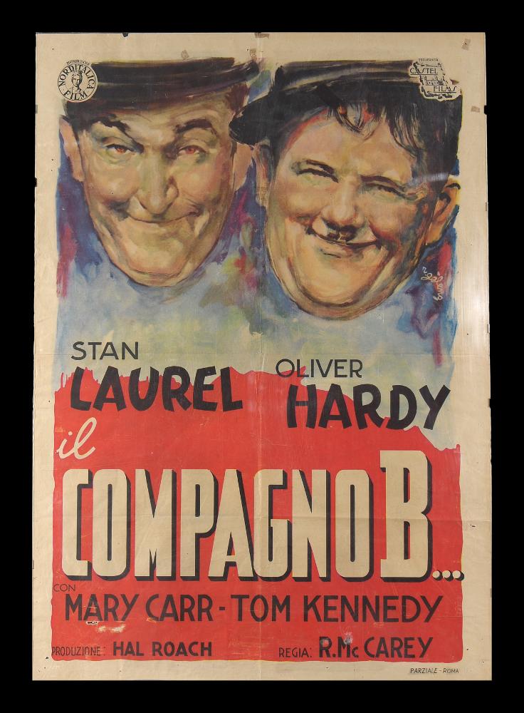 “Il compagno B” (Pack Up Your Troubles), conosciuto anche col titolo “Conoscete Mr. Smith?”, è un film del 1932 diretto da George Marshall e Raymond McCarey e interpretato da Stan Laurel e Oliver Hardy.
Il manifesto è firmato dal celebre Rinaldo Gèleng, artista romano eclettico che intraprende la sua carriera grafica e pittorica negli anni ’40, per lavorare anche a Parigi nel decennio successivo, e poi tornare a Roma. L’atmosfera dei suoi dipinti è spesso surreale, la sua tecnica fresca e pittorica. Da non dimenticare le sue doti da ritrattista che rintracciamo in maniera evidente in questo pregiato manifesto con i divertenti volti di Stanlio e Ollio in primo piano.
Il manifesto originale è conservato nell’Archivio della Mediateca Regionale Pugliese....