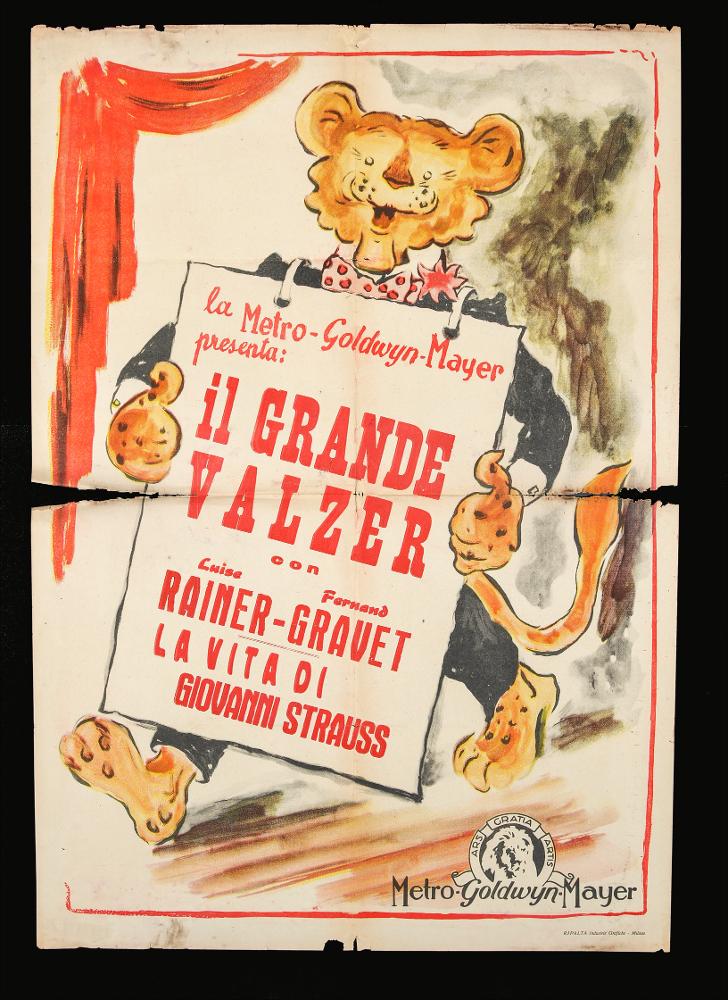 L'immagine riproduce uno dei manifesti conservati presso la Mediateca Regionale Pugliese (vedi Note). Si tratta di uno dei manifesti del film in bianco e nero “Il grande valzer” del 1938 per la regia di Julien Duvivier, una biografia molto romanzata della vita di Johann Strauss figlio. In realtà non si tratta della rappresentazione per immagini della trama del film, ma la rappresentazione della mascotte della MGM (Metro-Goldwyn-Mayer), e prima ancora della Goldwyn Pictures, “Leo il leone” (Leo the Lion) che sorridente, quasi fosse una maschera da sala, sembra invitare il pubblico ad accomodarsi per la visione del film. Al collo Leo porta un grande cartello con il titolo del film e i nomi degli attori principali....