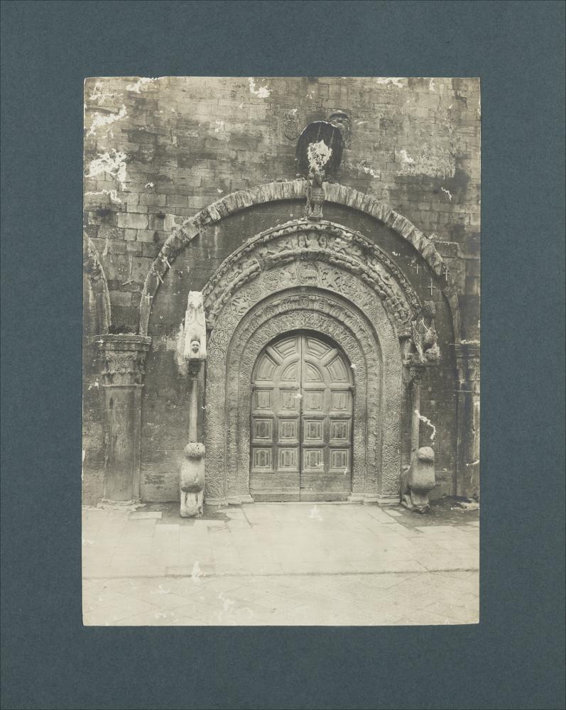 <div class="ql-editor"><div>Documentazione fotografica del portale centrale della Cattedrale di Ruvo di Puglia.</div><div>La raccolta fotografica di Giuseppe Ceci (1863-1938), studioso delle arti figurative dell’Italia meridionale e tra i promotori delle Società di Storia Patria di Napoli e della Puglia, si inserisce nel vivace clima culturale dell’Italia postunitaria, caratterizzato dal progressivo consolidarsi di una «coscienza nazionale» alimentata anche dal confronto e dal dialogo con le realtà storiche e culturali locali.</div><div>Oggi la Biblioteca Comunale di Andria conserva oltre settecento fotografie dedicate alla Puglia medievale, a Napoli e al patrimonio storico-artistico dell’Italia meridionale. Il corpus restituisce la...