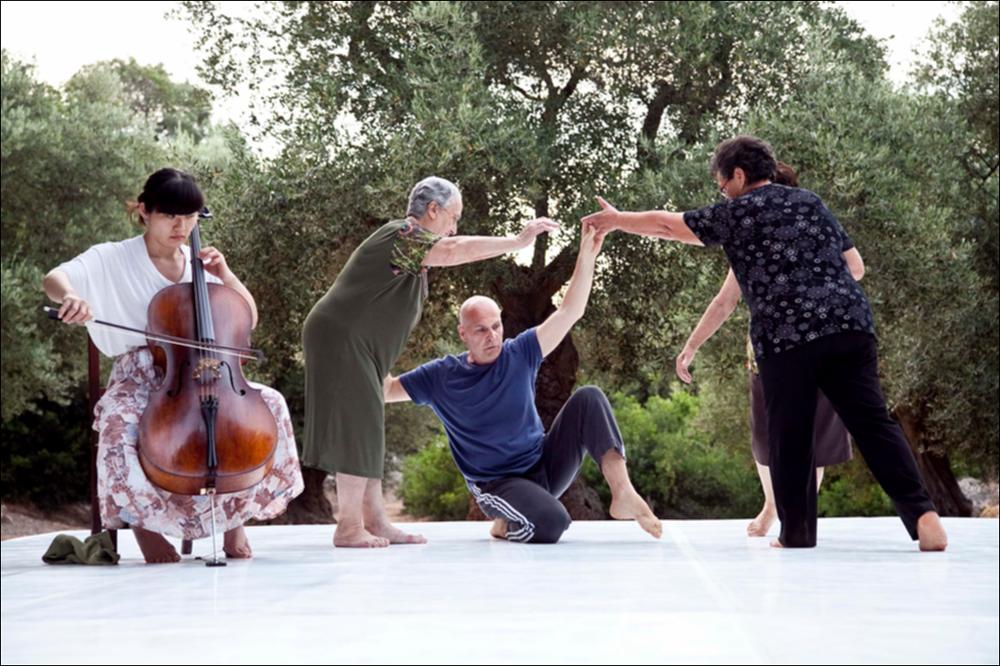 L'immagine digitale in oggetto è parte della collezione “Puglia Green Hour” nata dall'omonimo progetto di Teatro Pubblico Pugliese. Fu organizzato su un calendario fitto e intenso di spettacoli programmati tra giugno e luglio 2012 all'interno dei Parchi Regionali della Puglia, per parlare di arte, musica, teatro e filosofia ispirati dalle bellezze primordiali del paesaggio pugliese in aree territoriali spesso dimenticate o poco valorizzate. La fotografia scattata negli spazi esterni della Masseria l'Ovile di Ostuni, documenta uno dei momenti della performance artistica eseguita dal coreografo Virgilio Sieni. A fare da palcoscenico alla performance, istantanea ed improvvisata, la campagna desolata degli ulivi semplicemente riscaldata da un sole ormai basso che si prepara...