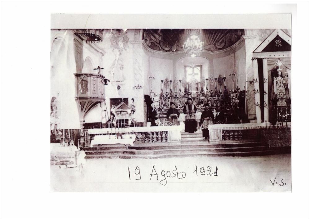 <div class="ql-editor"><div><strong>1921 – Interno della chiesa</strong>: una preziosa immagine storica mostra l’allestimento originale delle statue votive. A destra il simulacro di <strong>San Liberato Martire</strong>, a sinistra la <strong>Madonna con il Bambino</strong>, mentre al centro si trovano il parroco e gli altri celebranti.</div><div><br></div><div>Ogni 19 agosto, San Marco la Catola si ritrova attorno al suo patrono, <strong>San Liberato Martire</strong>, in una festa che unisce tradizione e identità locale. Tra fiera, giochi popolari e sfide cavalleresche, la comunità celebra il ritorno dei migranti alle proprie origini. Le statue del Santo sfilano per le vie portate da figuranti in abiti medievali, mentre la <strong>Giostra della Ja...