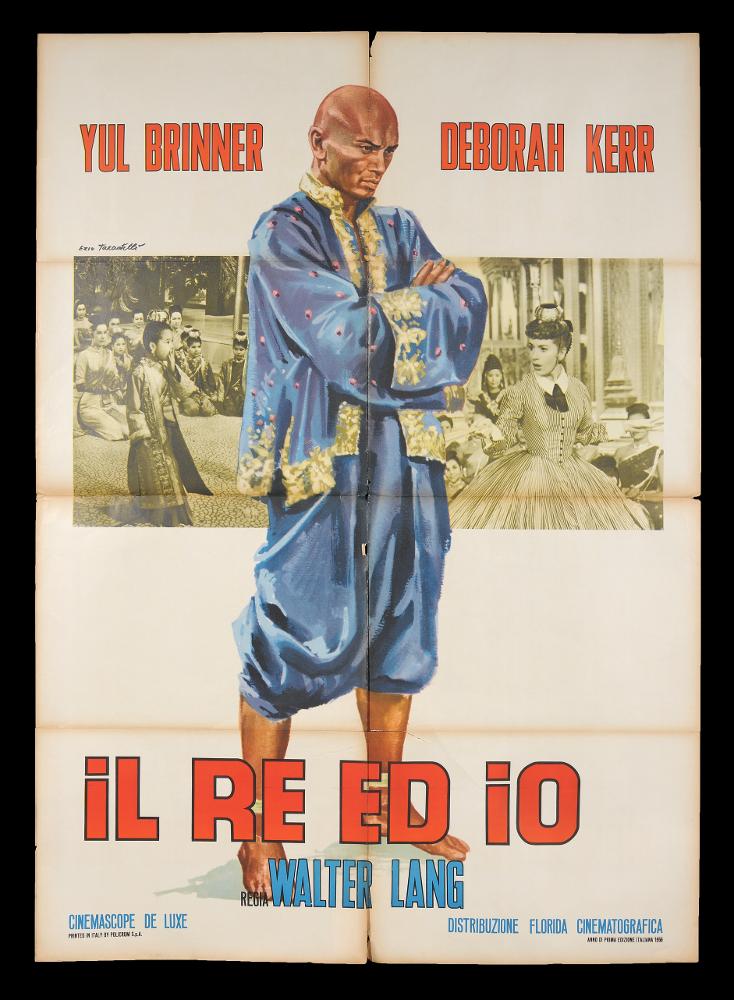 L'immagine riproduce uno dei manifesti conservati presso la Mediateca Regionale Pugliese (vedi Note). Si tratta di una delle versioni del manifesto del film "Il re ed io", a firma di Ezio Tarantelli. Noto per la produzione di illustrazioni per film minori e quelli del genere "Spaghetti western", Tarantelli è un artista e grafico, fondatore dello Studio E2 insieme al collega Enzo Sciotti. Al centro il bel ritratto a figura intera dell'attore Yul Brynner, già protagonista della versione teatrale e vincitore di Oscar come miglior attore protagonista per quella cinematografica. Composizione molto simmetrica, è dettata dalla linea centrale dell'uomo che divide idealmente il manifesto in due, ai lati scene tratte dal film. Notevole nella realizzazione pittorica, l'abito tradi...