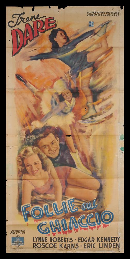 L'immagine riproduce uno dei manifesti conservati presso la Mediateca Regionale Pugliese (vedi Note). Si tratta di una delle versioni grafiche della locandina del film del 1939 "Follie sul ghiaccio", a firma di Tarquini (Tarquini Paolo). "Pittore non Pittore" come lui stesso si definì, fu un artista che condivise la sua arte con il padre Sabatino ed i fratelli Luigi e Glauco. Per il suo stile inconfondibile e identitario, Tarquini predilisse l'utilizzo di una pittura sfumata e policroma, tipica degli anni Trenta, dando risalto maggiormente ai colori pastello. Anche questa composizione grafica, come l'altra conservata qui in collezione, rende un'atmosfera onirica, in cui la presenza di uomini e donne, sorridenti e spensierati sui loro pattini da ghiaccio, stempera l'aspe...