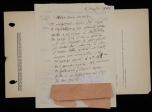 Nella lettera, Benedetto Croce ringrazia Giovanni Laterza per i saggi di copertina dei volumi del suo sistema filosofico ma propone altri tipi di carta e carattere. Rinnova all'editore gli auguri per la nascita del figlio Giuseppe. Sulla missiva sono incollati due saggi di carta.