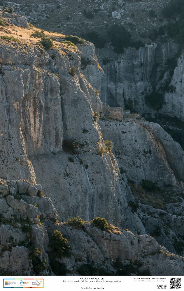 La bellissima Valle Campanile nella zona di Monte Sant’Angelo. E’ una valle silenziosa, uno tra i più suggestivi canyon del Parco Nazionale del Gargano.  Una valle ricca di eremi scavati nella roccia, tra cui è possibile notare l’inaccessibile Eremo Rondinella, di cui rimangono solo poche mura,  presso i quali, tantissimi anni fa vivevano dei monaci,  circondati dalla vegetazione tipica del Gargano.
L’immagine digitale fa parte della raccolta di fotografie prodotte da Carlos Solito per il Progetto digitale “Sillabario sotterraneo – Viaggio dantesco nelle Grotte di Puglia” – realizzato nell’ambito della LEGGE REGIONALE 30 dicembre 2020 - art. 39 “Cavità pugliesi e opera dantesca - Celebrazioni 700 anni dalla morte di Dante Alighieri”. 