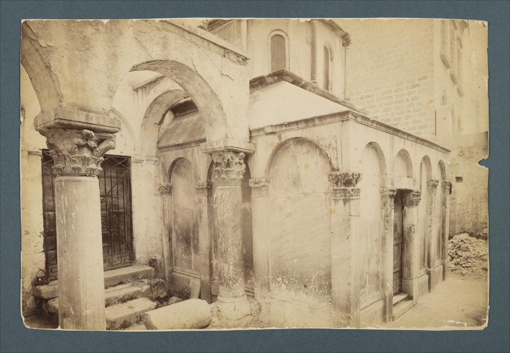 <div class="ql-editor"><div><span>Documentazione fotografica del Mausoleo di Boemondo d’Altavilla (XII secolo), presso la Cattedrale di Canosa, da una fotografia di Romualdo Moscioni.</span></div><div><span class="ql-cursor">﻿</span>La raccolta fotografica di Giuseppe Ceci (1863-1938), studioso delle arti figurative dell’Italia meridionale e tra i promotori delle Società di Storia Patria di Napoli e della Puglia, si inserisce nel vivace clima culturale dell’Italia postunitaria, caratterizzato dal progressivo consolidarsi di una «coscienza nazionale» alimentata anche dal confronto e dal dialogo con le realtà storiche e culturali locali.</div><div>Oggi la Biblioteca Comunale di Andria conserva oltre settecento fotografie dedica...
