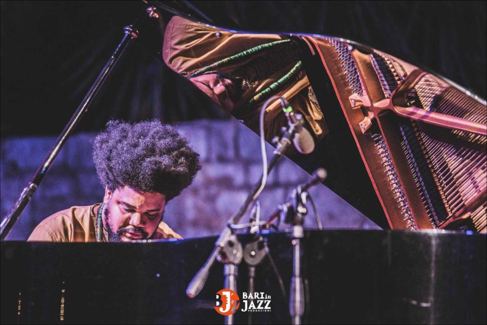 "Bari in Jazz" è un Festival Metropolitano con cadenza annuale, organizzato da Abusuan in Puglia, presenta concerti con ospiti nazionali ed internazionali. L’edizione 2018 del Festival Metropolitano "Bari in Jazz", la quattordicesima, è stata interamente dedicata alle figure femminili nella musica e nel jazz, nel canto, nella composizione e nell’arrangiamento, nell’uso dei vari strumenti e stili musicali. Come ogni anno il Festival Metropolitano Bari in Jazz, luogo d’incontro della musica jazz con altri generi musicali, offre una vetrina d’eccellenza alle grandi artiste e a quelle emergenti, promuovendo anche nuove creazioni. La fotografia mostra il pianista alle spalle del pianoforte, inglobato da esso quasi ne fosse parte integrante, soprattutto per la tavolozza di co...