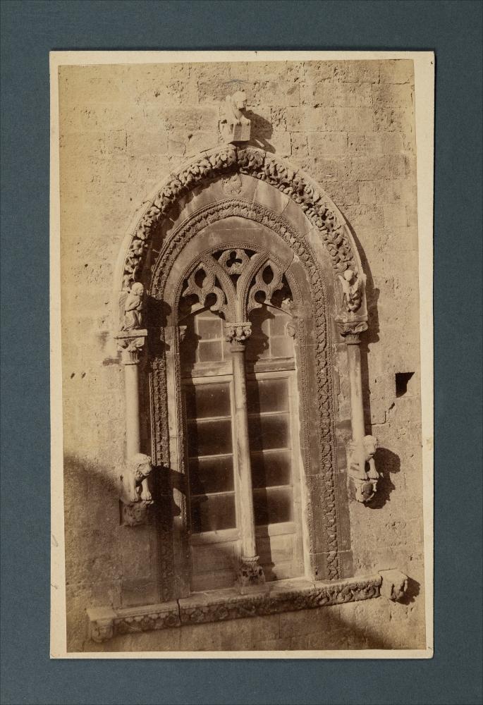 <div class="ql-editor"><div>Documentazione fotografica: Cattedrale di Altamura, bifora sulla facciata, XIII secolo. Ritaglio dalla fotografia di Romualdo Moscioni, n. 5387.</div><div><br></div><div>La raccolta fotografica di Giuseppe Ceci (1863-1938), studioso delle arti figurative dell’Italia meridionale e tra i promotori delle Società di Storia Patria di Napoli e della Puglia, si inserisce nel vivace clima culturale dell’Italia postunitaria, caratterizzato dal progressivo consolidarsi di una «coscienza nazionale» alimentata anche dal confronto e dal dialogo con le realtà storiche e culturali locali.</div><div>Oggi la Biblioteca Comunale di Andria conserva oltre settecento fotografie dedicate alla Puglia medievale, a Napoli e al patrimon...