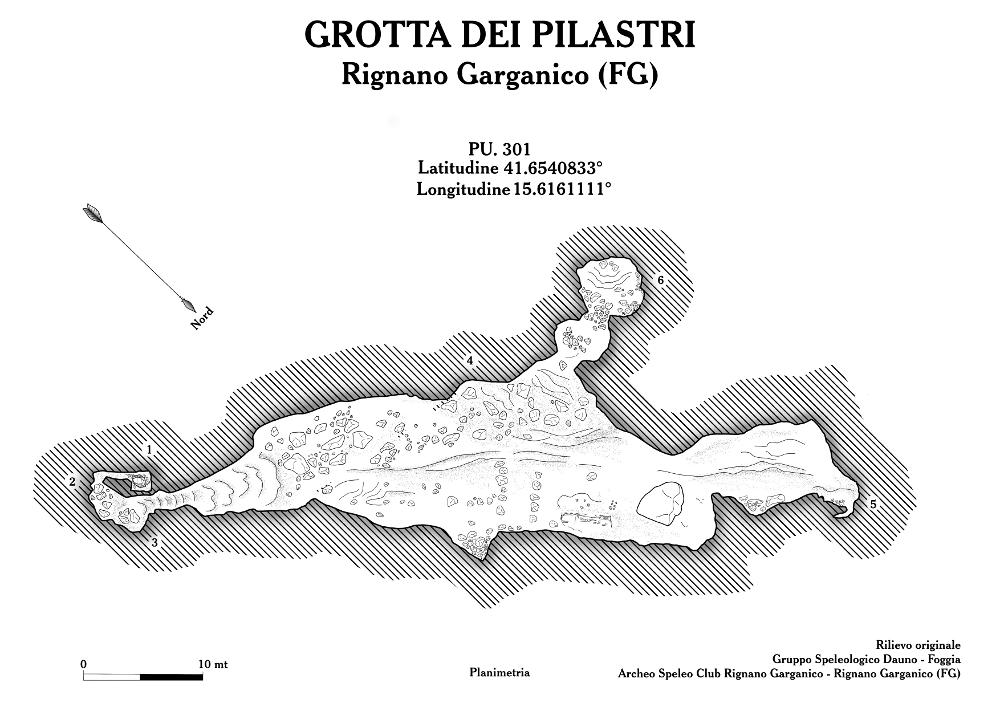 Questo rilievo topografico è la trasposizione in digitale di rilevamenti realizzati a seguito di importanti studi speleologici nelle grotte di Puglia. Sono materiale utile per lo studio e la ricerca, per comprendere al meglio la complessità delle articolazioni sotterranee di queste cavità naturali, con il fine della tutela e della salvaguardia del fenomeno carsico. 
Il documento fa parte della raccolta di rilievi topografici digitalizzati da Carlos Solito per il Progetto digitale “Sillabario sotterraneo – Viaggio dantesco nelle Grotte di Puglia” – realizzato nell’ambito della LEGGE REGIONALE 30 dicembre 2020 - art. 39 “Cavità pugliesi e opera dantesca - Celebrazioni 700 anni dalla morte di Dante Alighieri”.