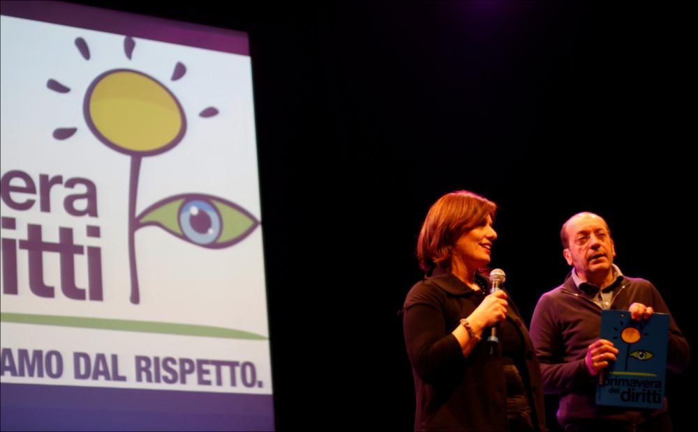 L'immagine digitale immortala un momento della cerimonia inaugurale di "Primavera dei Diritti", manifestazione promossa dalla Regione Puglia - Assessorato al Mediterraneo e realizzata dal Teatro Pubblico Pugliese, tenutasi dal 18 al 28 febbraio 2010 a Bari. L'inaugurazione, avvenuta nella Sala Giuseppina del Teatro Kursaal di Bari, ha visto nel ruolo di presentatore Dario Vergassola, accompagnato da diverse personalità come Laura Boldrini, al tempo portavoce dell'Alto Commissariato delle Nazioni Unite per i Rifugiati, Kostas Moschochoritis, nel 2010 Direttore generale Medici Senza Frontiere Italia, Giuseppe Onufrio, Direttore esecutivo Greenpeace Italia, Daniele Timarco, responsabile progetti internazionali Save the Children Italia, tutti impegnati in un dibattito promo...