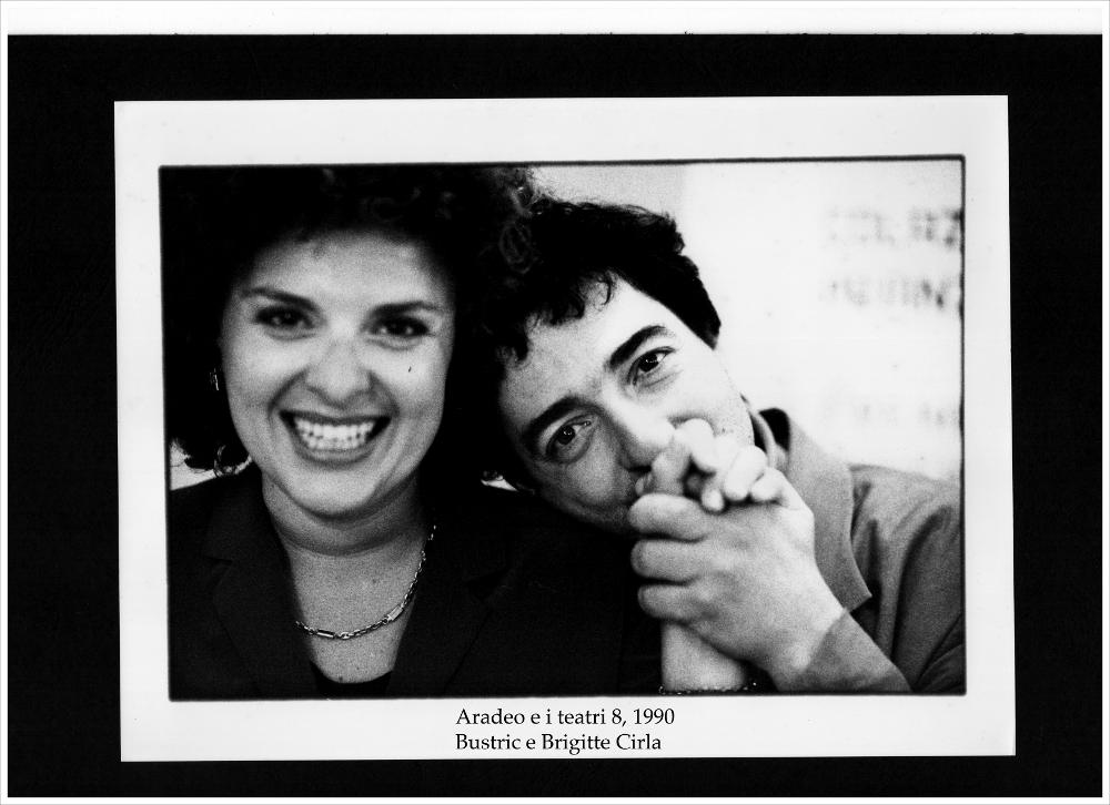 La fotografia in bianco e nero è un bel ritratto dell'attore italiano Sergio Bini e della cantante e commediante francese Brigitte Cirla, ospiti della rassegna annuale “Aradeo e i Teatri”, un appuntamento con il teatro sperimentale che la compagnia Koreja, nata nel 1983 nel piccolo borgo salentino di Aradeo, porta avanti sin dall'anno della sua fondazione. Il festival, divenuto il più importante riferimento culturale e teatrale nel panorama artistico pugliese dell'epoca, fu dedicato nella sua ottava edizione (1990) al teatro popolare. Tra gli spettacoli infatti si annovera quello del mago e illusionista Bustric, al secolo Sergio Bini, autore, regista e attore di teatro, tv e cinema italiano (per "La vita è bella interpretò Ferruccio Papini, il miglior amico del personag...