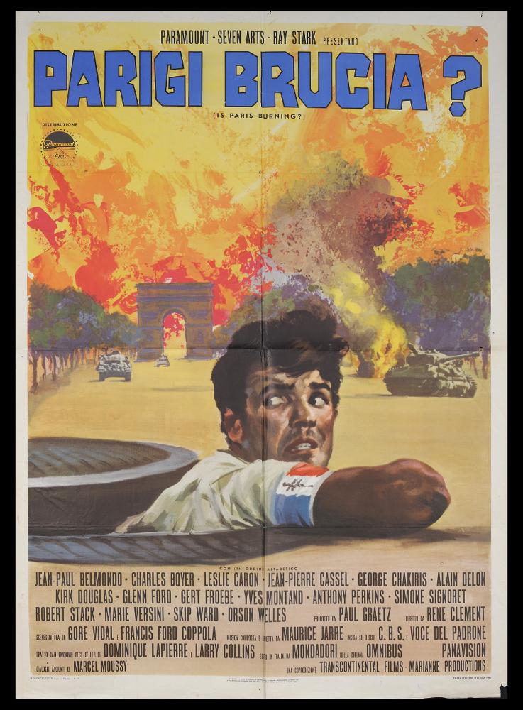 L'immagine riproduce uno dei manifesti conservati presso la Mediateca Regionale Pugliese (vedi Note). Si tratta del manifesto del film "Parigi brucia?" del 1967. La composizione, anche se senza firma, si rivela originale. Ci troviamo ad osservare da vicino la scena di un uomo che esce dal tombino in una Parigi drammaticamente negli ultimi giorni sotto assedio. I colori caratterizzano con grinta tutta l'illustrazione pittorica, rendendo con toni espressionisti, il fuoco che idealmente arde....