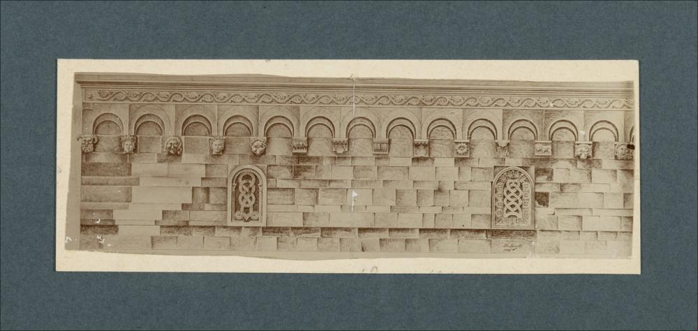 <div class="ql-editor"><div><span>Documentazione fotografica di un rilievo grafico di una sequenza di arcatelle della facciata laterale della Cattedrale di Ruvo di Puglia.</span></div><div><span class="ql-cursor">﻿</span>La raccolta fotografica di Giuseppe Ceci (1863-1938), studioso delle arti figurative dell’Italia meridionale e tra i promotori delle Società di Storia Patria di Napoli e della Puglia, si inserisce nel vivace clima culturale dell’Italia postunitaria, caratterizzato dal progressivo consolidarsi di una «coscienza nazionale» alimentata anche dal confronto e dal dialogo con le realtà storiche e culturali locali.</div><div>Oggi la Biblioteca Comunale di Andria conserva oltre settecento fotografie dedicate alla Puglia med...