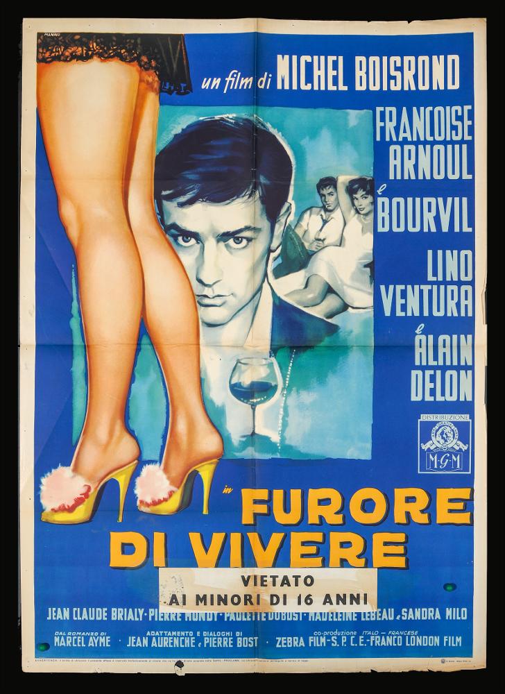 L'immagine riproduce uno dei manifesti conservati presso la Mediateca Regionale Pugliese (vedi Note). Si tratta di una delle versioni grafiche per il manifesto del film “Furore di vivere” del 1959 per la regia di Michel Boisrond. La firma che si legge in alto a sinistra è dell’illustratore Manno (Manno Dante), pittore formatosi all'Accademia di Belle Arti, dove fu allievo di Duilio Cambellotti. Questo influenzerà la sua carriera, dedicandosi totalmente alla pittura di cinema, sua grande passione fino alla crisi degli anni '70. L'uso degli acquerelli e della tempera, di colori compatti e pastosi rendono le sue figure ben definite e morbide, unendo uno stile classico e accademico ad una grafica moderna. Manno, come molti altri pittori dell'epoca dediti alla pittura per ma...