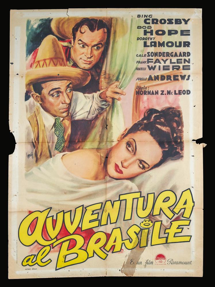 L'immagine riproduce uno dei manifesti conservati presso la Mediateca Regionale Pugliese (vedi Note). Si tratta di una delle versioni grafiche per il manifesto del film "Avventura in Brasile" del 1947 per la regia di Norman Z. McLeod. La composizione grafica è a firma di Carloantonio Longi (Longi), illustratore e cartellonista cinematografico tra i più importanti sulla scena italiana tra gli anni cinquanta e settanta del Novecento. In linea con gli altri manifesti dell’artista, anche qui si nota subito l’eleganza della composizione e la predilezione per l’utilizzo dei colori caldi e di pennellate ampie. Colpisce subito il forte realismo e l’espressività dei volti dei personaggi rappresentati. Da notare il volto dell’attrice Dorothy Lamour, ricco di intensità. Tutta ques...