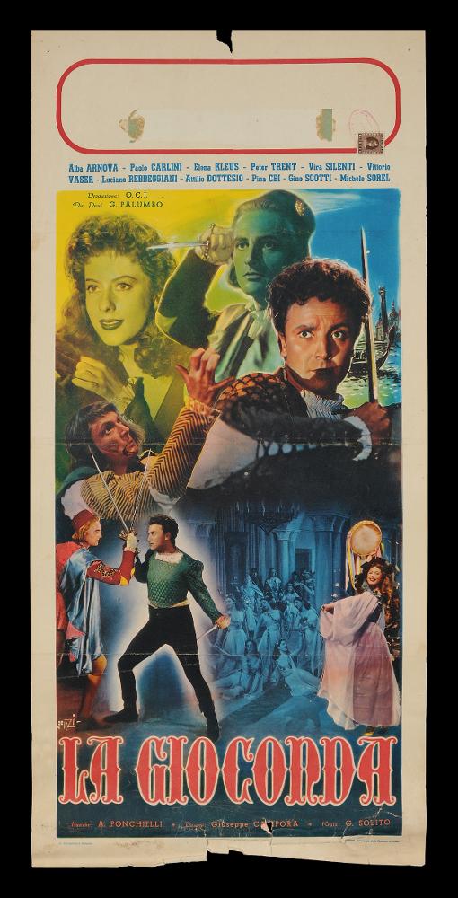 L'immagine riproduce uno dei manifesti conservati presso la Mediateca Regionale Pugliese (vedi Note). Si tratta di una delle locandine del film in bianco e nero “La Gioconda” del 1953 per la regia di Giacinto Solito, basato sull’opera omonima di Amilcare Ponchielli su libretto di Arrigo Boito. L’illustratore del manifesto è Franco Fiorenzi, come si evince dalla firma sul lato sinistro, rappresentata simbolicamente da un fiore che precede le ultime tre lettere del cognome e che ne contraddistingue immediatamente la paternità. Nella locandina si ritrovano tutte le caratteristiche stilistiche dell'artista, autodidatta trasferitosi a Roma nel periodo più florido per il cinema italiano. Fu il primo, tra i pittori di cinema dell'epoca, ad anticipare il linguaggio grafico e fo...