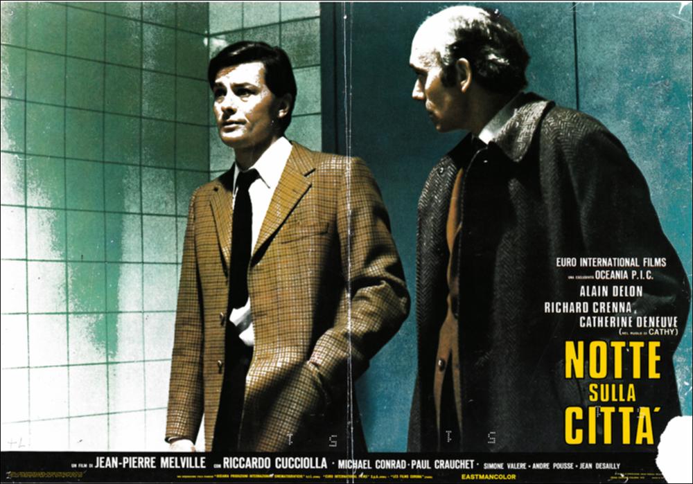 L'immagine digitale in oggetto è la scansione della fotobusta originale del film “Notte sulla città”, elaborata in occasione della mostra "Riccardo Cucciolla - Ritratto d'Attore" organizzata nel 2012 dall'Associazione culturale “Attraverso lo Spettacolo”, dall'Assessorato al Mediterraneo, Cultura e Turismo della Regione Puglia e dal Servizio Biblioteca e Comunicazione Istituzionale del Consiglio Regionale della Puglia. “Notte sulla città” è un film noir del 1972 diretto dal regista francese Jean Pierre Melville e interpretato da Alain Delon, Richard Crenna, Riccardo Cucciolla, Catherine Deneuve. Il film si apre con una rapina in banca ad opera di una banda di rapinatori, gli stessi che Alain Delon, nei panni del commissario Coleman, cercherà per tutto il film di contras...