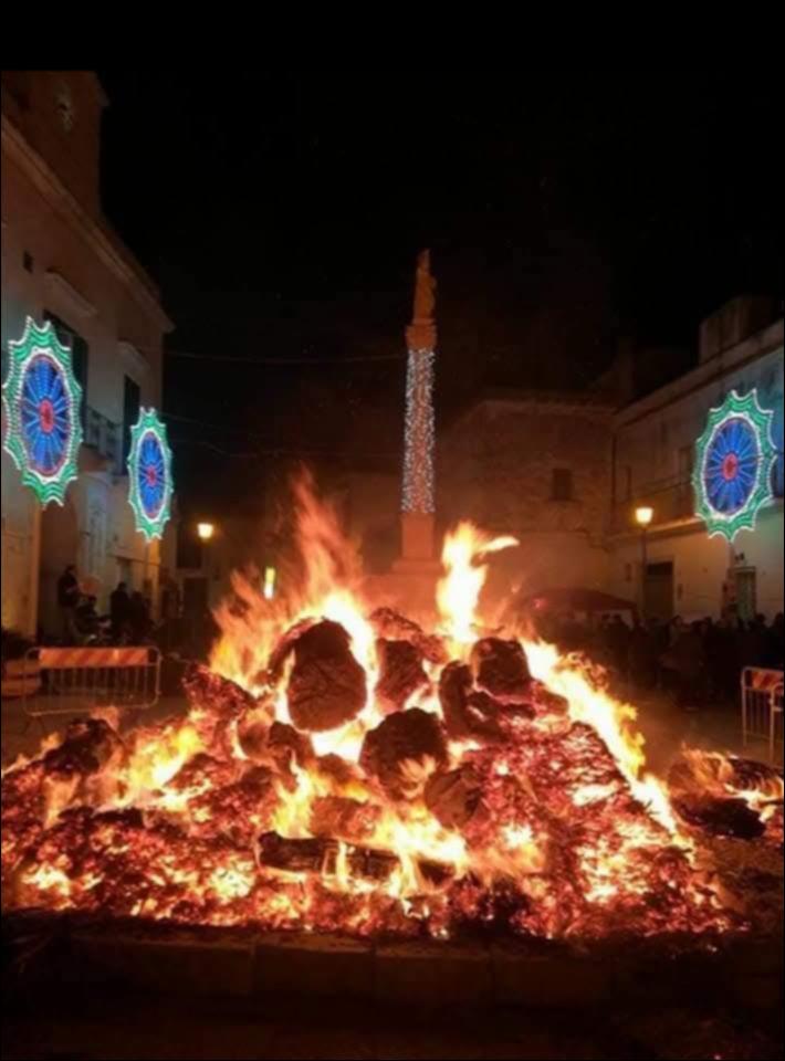 <div class="ql-editor"><div><span>La </span><strong>Focareddra di San Vincenzo</strong><span>, accesa il </span><strong>22 gennaio 2024 a Miggiano</strong><span>, rappresenta uno dei momenti più simbolici della festa patronale. Il grande falò, realizzato con fascine di ulivo, viene acceso in piazza alla presenza della statua del santo e della comunità riunita. Le fiamme illuminano la piazza e rinnovano un antico rito popolare carico di significati propiziatori, tramandato da generazioni e profondamente radicato nella tradizione miggianese.</span></div><div><br></div><div>La <strong>festa patronale di San Vincenzo di Saragozza</strong> si celebra a <strong>Miggiano il 22 gennaio</strong> ed è uno degli eventi più sentiti dalla comunità, che ...