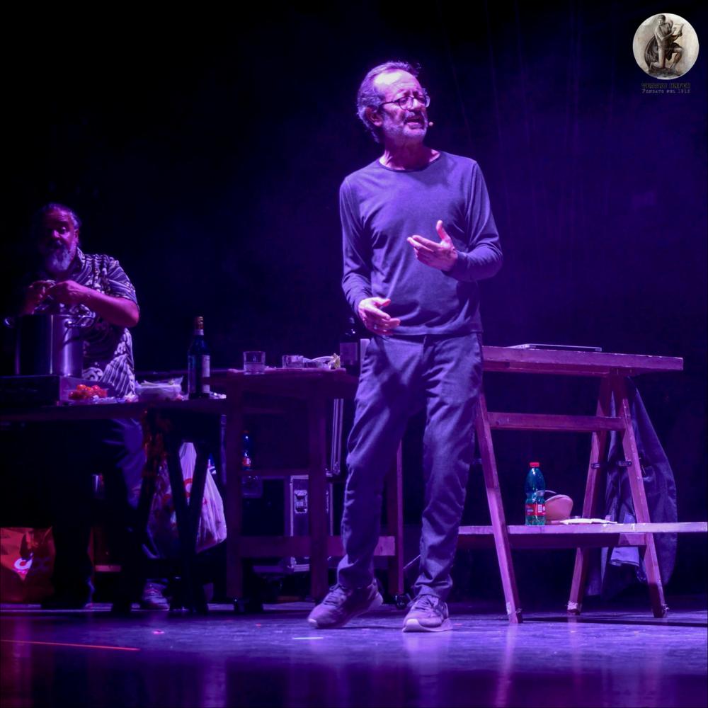 <div>Lo scatto riprende un momento dello spettacolo “Divertissment” con Rocco Papaleo, andato in scena l’11 maggio 2024 al Teatro Orfeo di Taranto per la stagione teatrale 2023/2024. Insieme ad Arturo Valiante e Valter Lupo, Papaleo porta in scena una sorta di diario artistico, fatto di racconti, riflessioni e momenti musicali. Lo spettacolo si inserisce nel cartellone “Taranto, i più grandi passano da qui”, confermando l’Orfeo come luogo d’incontro tra grandi interpreti e pubblico.</div>