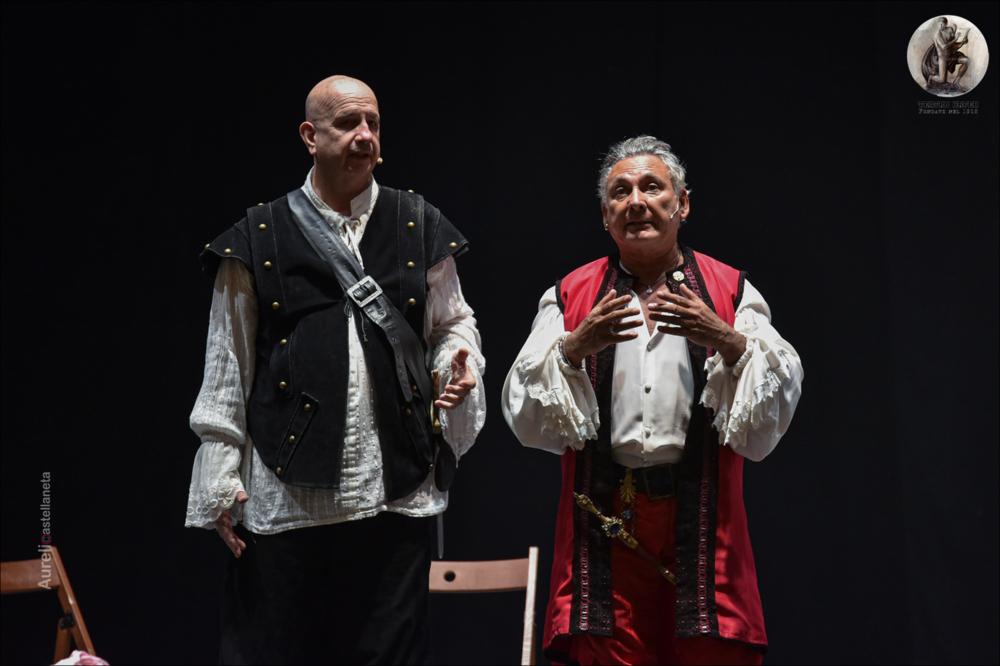 <div>Lo scatto immortala una scena dello spettacolo "O Tello o... io" di e con Francesco Paolantoni, rappresentato al Teatro Orfeo di Taranto nella serata del 13 maggio 2024.</div><div>La pièce è una commedia dal ritmo frenetico che racconta le disavventure di una compagnia teatrale amatoriale impegnata nelle prove dell’Otello di Shakespeare, a poche ore dal debutto. Tra tentativi fallimentari, discussioni assurde e analisi psicologiche fuori luogo, la situazione precipita quando l’attore protagonista scompare improvvisamente. Il regista è così costretto a interpretare Otello senza conoscere la parte. Nel secondo atto, le tensioni e gli imprevisti dei camerini si mescolano con una rappresentazione caotica e imprevedibile dello spe...