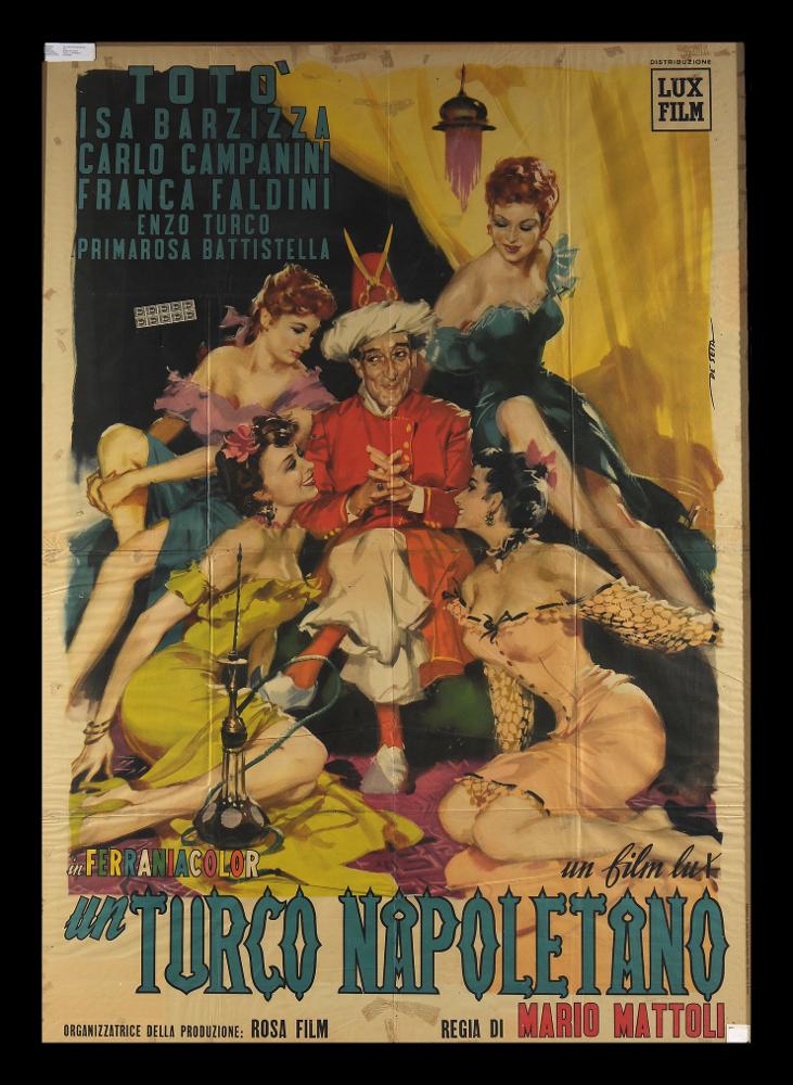 Il manifesto di grandi dimensioni è a firma del pittore di cinema Enrico De Seta (Deseta). Enrico De Seta è disegnatore e pittore italiano, noto come fumettista per giornali satirico-umoristici e periodici per ragazzi e soprattutto per la sua produzione di illustrazioni cinematografiche. La sua vena umoristica seppe caratterizzare molte sue opere, come in questo caso mettendo in primo piano un ritratto in costume di Totò circondato dalle attrici delle pellicola. Il manifesto originale è conservato nell’Archivio della Mediateca Regionale Pugliese....