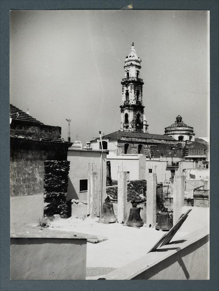 <div class="ql-editor"><div>Documentazione fotografica: veduta della cupola e del campanile di San Domenico dalla chiesa di San Nicola, Andria.</div><div><br></div><div>La raccolta fotografica di Giuseppe Ceci (1863-1938), studioso delle arti figurative dell’Italia meridionale e tra i promotori delle Società di Storia Patria di Napoli e della Puglia, si inserisce nel vivace clima culturale dell’Italia postunitaria, caratterizzato dal progressivo consolidarsi di una «coscienza nazionale» alimentata anche dal confronto e dal dialogo con le realtà storiche e culturali locali.</div><div>Oggi la Biblioteca Comunale di Andria conserva oltre settecento fotografie dedicate alla Puglia medievale, a Napoli e al patrimonio storico-artistico dellR...