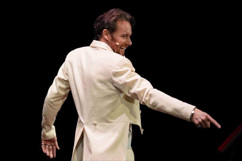 <div>Lo scatto documenta un momento dello spettacolo teatrale “Il Fu Mattia Pascal”, diretto da Giorgio Marchesi e Simonetta Solder, musiche originali eseguite dal vivo da Raffaele Toninelli e contributi video di Simone Salvatore. Lo spettacolo è andato in scena il 21 gennaio 2024 presso il Teatro AncheCinema di Bari.</div><div>Il racconto delle vicende di Mattia Pascal è agile e coinvolgente, pensato per essere accessibile a tutti, in particolare alle nuove generazioni, lontano da ogni patina accademica.</div><div>Tra parola, musica e immagini, lo spettacolo costruisce una drammaturgia dal tono non realistico, ambientata in un Novecento trasfigurato, che rende attuali i grandi temi dell’opera: l’identità, la possibilità di ri...