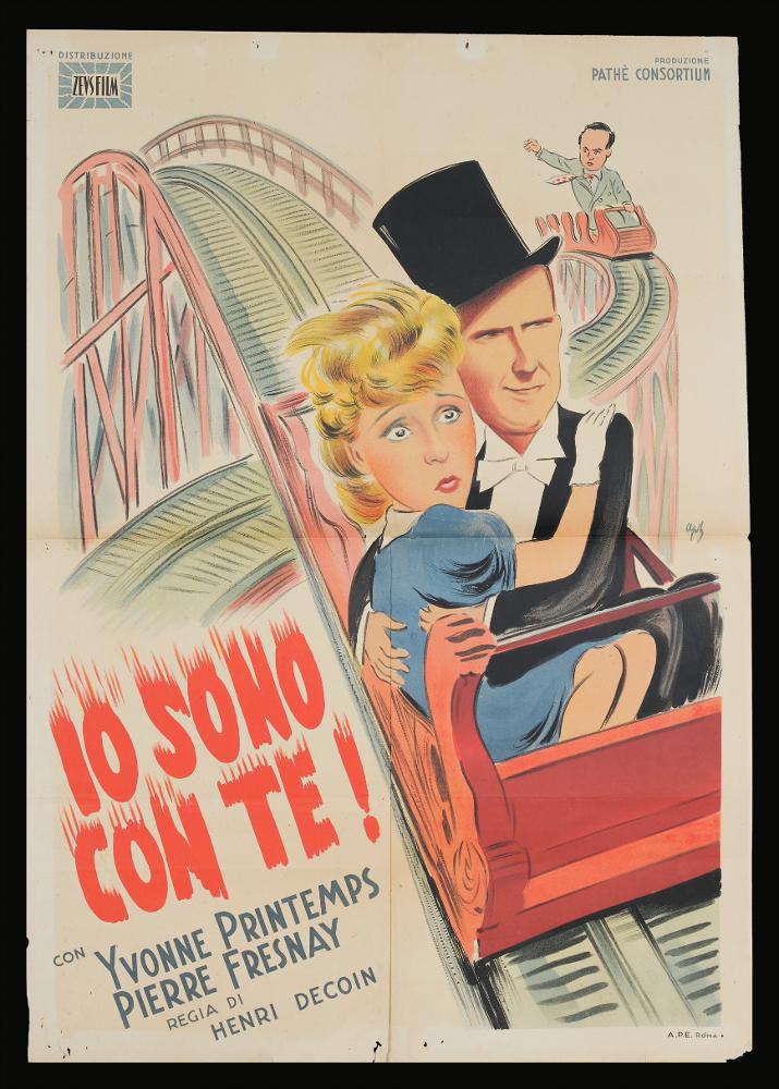 L'immagine riproduce uno dei manifesti conservati presso la Mediateca Regionale Pugliese (vedi Note). Si tratta di una delle fotobuste del film “Io sono con te” del 1943 per la regia di Henri Decoin. Nella composizione, sulla destra è presente una firma purtroppo non riconoscibile. La grafica è molto pulita e in linea con le caricature molto utilizzate negli anni Trenta. I due protagonisti in primo piano sono disegnati con delle proporzioni non vere, le teste più grandi rispetto i corpi. I colori utilizzati sono chiari, pastello e le pennellate sono uniche, senza sfumature. Colpisce la scelta del lettering utilizzato per il titolo che prevede l’allungamento nella parte superiore di ogni lettera, scelta che rende graficamente il momento rappresentato, la velocità delle m...