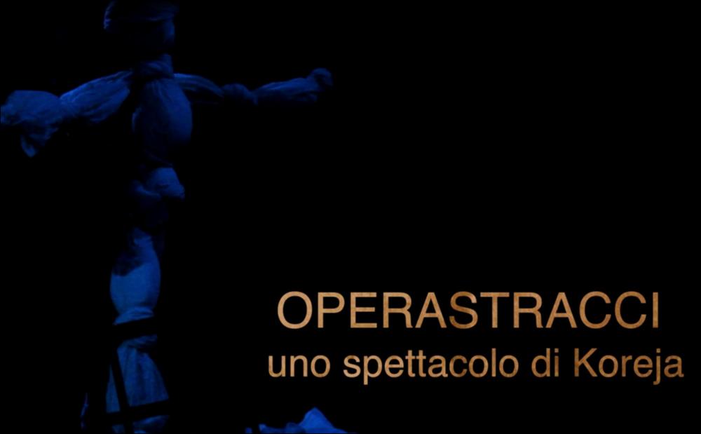 Il video in oggetto è il promo di “OperaStracci”, spettacolo messo in scena dalla compagnia teatrale Koreja di Lecce per la stagione 2015-2016. Chi non ha mai giocato sotto le lenzuola da piccolo o con gli stracci? Lo spettacolo ideato da Enzo Toma e Silvia Ricciardelli mette in scena uno spazio vitale ricoperto di stracci simile ad un "ring", dove ogni straccio può diventare qualcos'altro grazie all'immaginazione: veli, palloni, guantoni, bambole, che giocano con gli attori in realtà facendosi carico di sentimenti come la tenerezza o l'elaborazione del lutto. Lo spettacolo pone l'accento sul mistero dei legami e degli affetti tra un uomo e una donna, raccontato dai due attori che sulle note del melodramma (musica cara al regista per i suoi ricordi d'infanzia) raccontan...