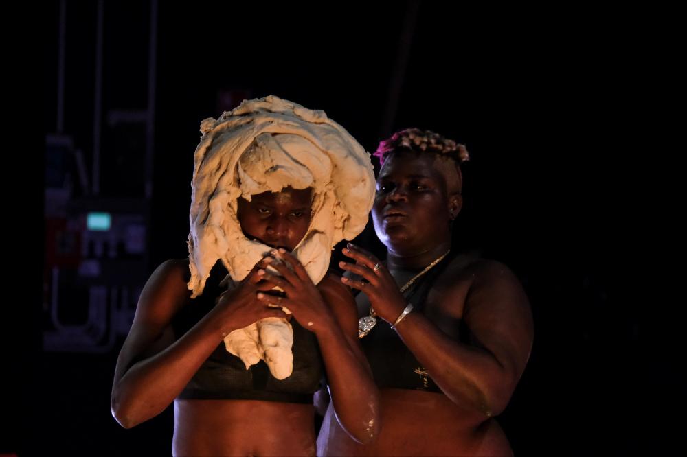 <div class="ql-align-justify">Lo scatto presenta una scena della performance “Filles Petroles” di Nadia Beugré del 21 novembre 2024 presso il Teatro Kismet, in occasione del BIG - Bari International Gender Festival.</div><div class="ql-align-justify">Nadia Beugré torna ad Abidjan, sua città d’origine, per esplorarne sogni, movimenti, energie attraverso due creazioni che ritraggono una gioventù in fiamme, dimenticata, esclusa ma ancora viva, che agisce per un futuro migliore. Protagoniste sono Aya e Christelle, che per Nadia sono due lottatrici che riecheggiano il suo stesso viaggio in un dialogo fra generazioni. Il duo – un dialogo tra donne, generazioni e viaggi – è stato costruito sulla base di lunghi periodi di e...