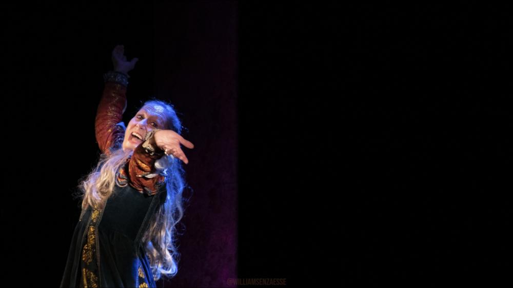 L’immagine propone una scena dello spettacolo "Insight Lucrezia" dedicato a Lucrezia Borgia, diretto da Carlo Bruni, su testi di Antonella Cilento, interpretato da Nunzia Antonino e l’ensemble Orfeo Futuro.
Lo spettacolo evoca la festa di nozze di Lucrezia Borgia con Alfonso D’Este a Ferrara.
La preparazione, il rituale, i rapporti con gli invitati favoriscono una ricognizione della sua vita.
L’ambiente è caratterizzato dalla presenza di un trono che suggerisce anche la funzione di
confessionale, ma davanti una ribalta evoca evidentemente il Teatro, con orchestra di musici annessa per completare la rappresentazione del già avvenuto. La musica non “accompagna”, interagisce e talvolta interferisce: si manifesta nella presenza in “buca” dei musici, eppure anch’essa abita L...