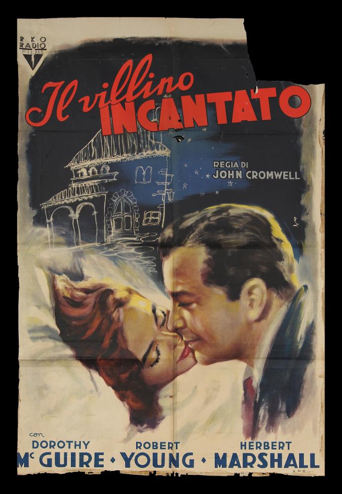 L'immagine riproduce uno dei manifesti conservati presso la Mediateca Regionale Pugliese (vedi Note). Si tratta di una delle versioni grafiche del manifesto del film “Il villino incantato”, del 1945 per la regia di John Cromwell. La firma su questo manifesto è poco visibile e si tratta di una sigla R. G., presumibilmente le iniziali del nome e del cognome. Pur se lacerato su tre lati e mancante di una parte nell’angolo destro, la scena rappresentata è conclusa ed integra nella sua cornice. Colpiscono per la loro bellezza i ritratti dei due protagonisti Robert Young e Dorothy Mc Guire, al centro della scena ambientata sotto un cielo notturno stellato. Una rappresentazione dai tratti onirici, le larghe pennellate acquerellate infatti sembrano disegnare soffici nuvole bian...