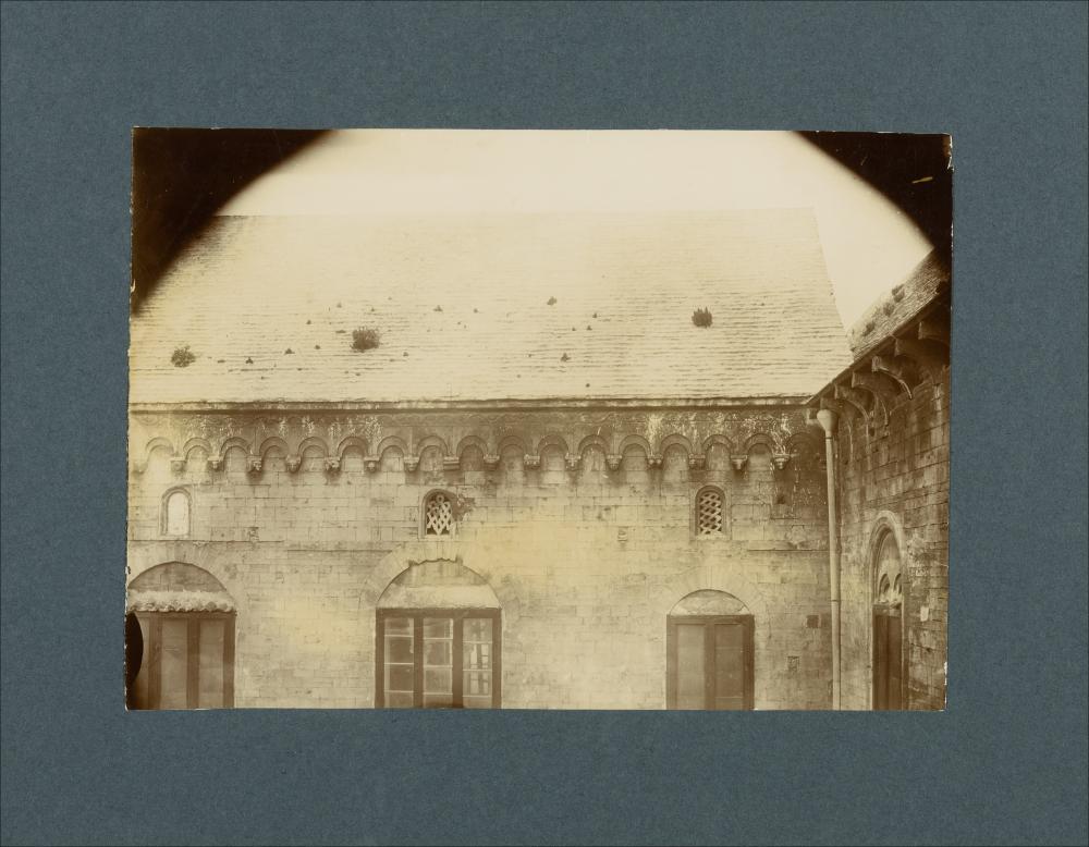 <div class="ql-editor"><div>Documentazione fotografica del fianco sud della Cattedrale di Ruvo di Puglia, con una sequenza di <span>arcatelle pensili e finestre</span> (XII-XIII secolo).</div><div>La raccolta fotografica di Giuseppe Ceci (1863-1938), studioso delle arti figurative dell’Italia meridionale e tra i promotori delle Società di Storia Patria di Napoli e della Puglia, si inserisce nel vivace clima culturale dell’Italia postunitaria, caratterizzato dal progressivo consolidarsi di una «coscienza nazionale» alimentata anche dal confronto e dal dialogo con le realtà storiche e culturali locali.</div><div>Oggi la Biblioteca Comunale di Andria conserva oltre settecento fotografie dedicate alla Puglia medievale, a Napoli e al patrimoni...