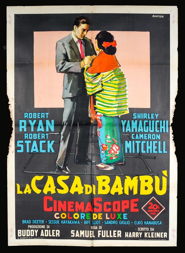 L'immagine riproduce uno dei manifesti conservati presso la Mediateca Regionale Pugliese (vedi Note). Si tratta di una delle versioni grafiche per il manifesto del film "La casa di bambù", la cui composizione pittorica è a firma di Manfredo Acerbo (Manfredo). Abruzzese di nascita, si forma a Roma all'Accademia di Belle Arti. La sua carriera lavorativa lo vede insegnante di pittura, grafico e illustratore per il cinema. Il suo stile è contraddistinto da un segno grafico espressionista, dall'accostamento del nero a colori accesi e da una composizione fatta di macchie e pennellate rapide, molto contemporanee, che certamente lo distingueranno dagli altri pittori di cinema, rendendolo inequivocabilmente riconoscibile. Le forme delle figure e dei personaggi sono così volutame...