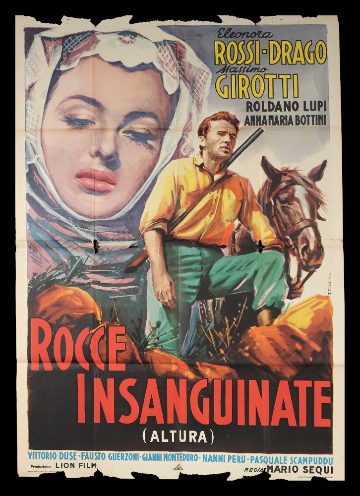 L'immagine riproduce uno dei manifesti conservati presso la Mediateca Regionale Pugliese (vedi Note). Si tratta di uno dei manifesti del film “Rocce insanguinate” per la regia di Mario Sequi. La composizione grafica è a firma di De Amicis (Aldo De Amicis) come si evince dalla firma sul lato destro. Illustratore romano, ha iniziato la sua carriera come vignettista del periodico a fumetti “Il Vittorioso”, opportunità che gli permise una maturazione stilistica tale da renderlo più sicuro e pronto per il mondo della cartellonistica. La composizione colpisce per la ricchezza nei dettagli dei momenti narrati e l’uso sapiente delle linee e dei colori. Sullo sfondo il grande ritratto dell'attrice protagonista, assorta nei pensieri, quasi inespressiva. In primo piano Massimo Gir...