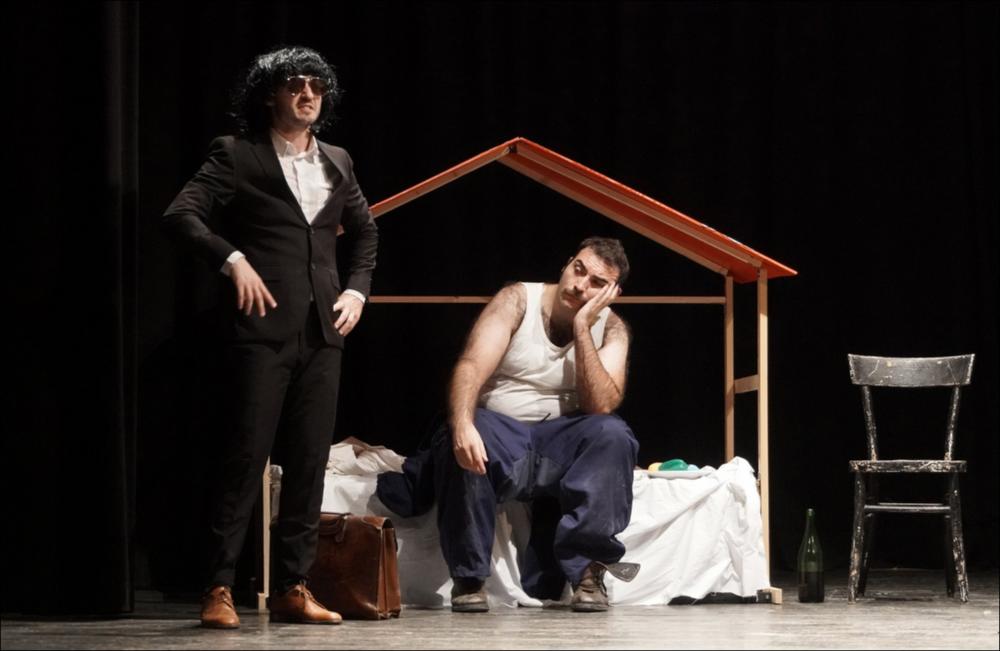 Lo scatto riprende i due interpreti Matteo Mele e Samuele Zecca durante lo spettacolo “Le stagioni in città” realizzato per il Progetto “I bambini e le famiglie a teatro 2021” presso il Teatro Van Westerhout di Mola Di Bari, in collaborazione con la Compagnia Astragali Teatro, in scena il 27 e 28 settembre 2021.
Lo spettacolo si ispira al Marcovaldo di Italo Calvino, pubblicato da Einaudi nel 1963, al suo personaggio del tutto singolare, stralunato e malinconico che mal si adatta alla vita di città e che cerca disperatamente di recuperare un rapporto con la natura, mettendo in atto maldestre strategie per trovare angoli di paradiso naturale tra le strade della metropoli.
In Marcovaldo, Calvino riesce ad affrontare temi importanti, come il delicato passaggio dalla societ...
