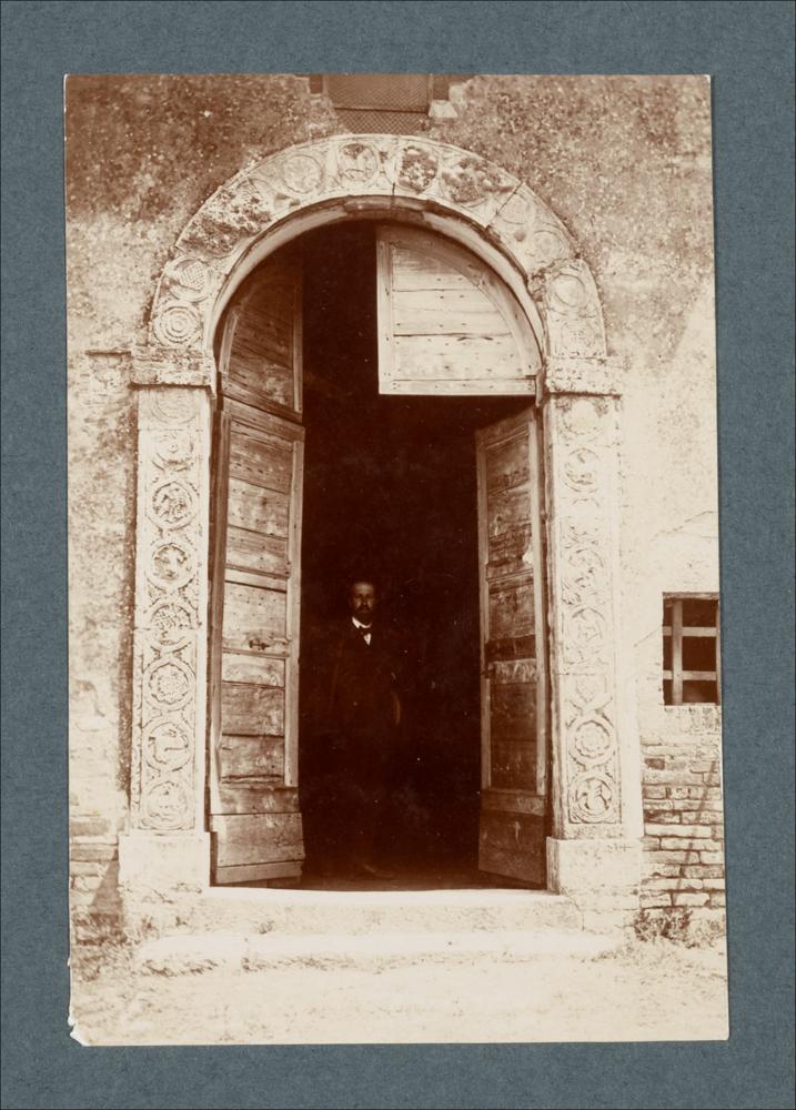 <div class="ql-editor"><div>Documentazione fotografica del portale della Chiesa di Santa Maria del Lago a Moscufo (PE).</div><div class="ql-align-justify">L'immagine digitale fa parte della raccolta fotografica di Giuseppe Ceci (1863-1938), studioso delle arti figurative dell’Italia meridionale e tra i promotori delle Società di Storia Patria di Napoli e della Puglia. Tale raccolta si inserisce nel vivace clima culturale dell’Italia postunitaria, caratterizzato dal progressivo consolidarsi di una «coscienza nazionale» alimentata anche dal confronto e dal dialogo con le realtà storiche e culturali locali.</div><div class="ql-align-justify">Oggi la Biblioteca Comunale di Andria conserva oltre settecento fotografie dedicate alla Puglia medie...