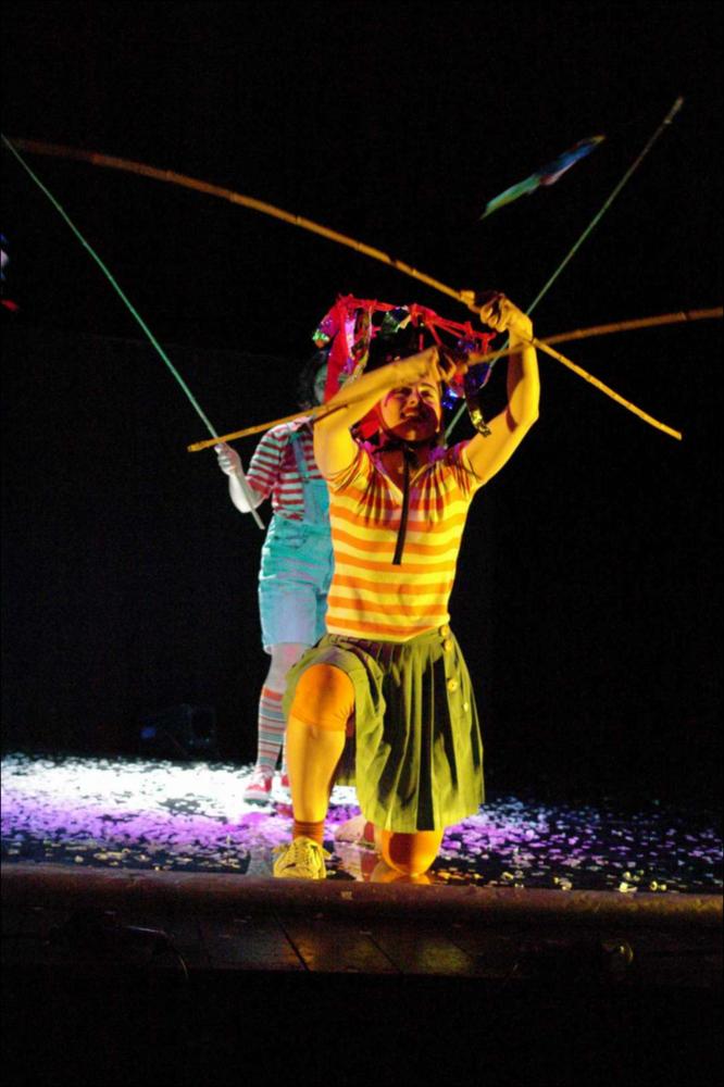 La fotografia in oggetto, ad opera di Bigsur, immortala un momento dello spettacolo “Giardini di Plastica”, una delle produzioni 2015-2016, dedicate al teatro per ragazzi, messe in scena dalla compagnia teatrale Koreja di Lecce. Lo spettacolo, sotto la regia di Salvatore Tramacere, permette al pubblico di viaggiare attraverso mondi fantastici e colorati, mondi abitati da tre personaggi camaleontici, ora extraterrestri, ora samurai, fate o angeli. I costumi e gli oggetti di scena provengono tutti dalla nostra quotidianità ma sul palco acquisiscono nuova vita: bacinelle diventano astronavi, cannucce e mollette servono per abbellire i vestiti, tappi di plastica usati come parrucche. In questa fotografia ci sono due degli attori dello spettacolo, in mano lunghe canne colora...