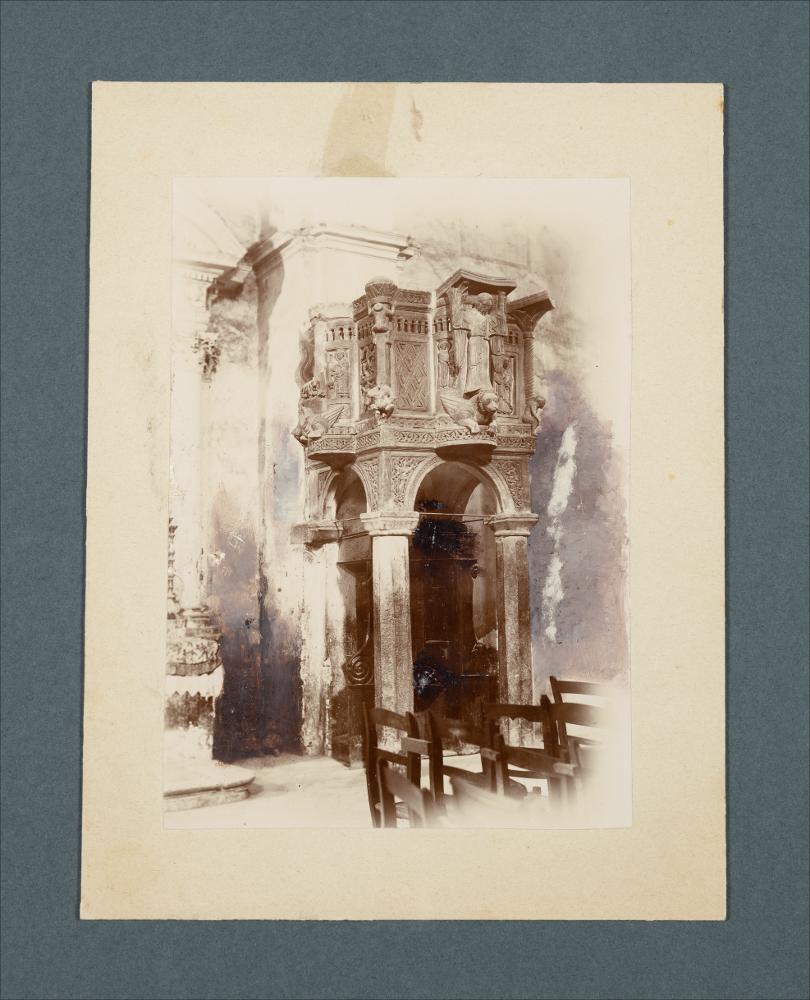 <div class="ql-editor"><div>Documentazione fotografica dell'ambone di Nicodemo presso la Chiesa di Santo Stefano a Cugnoli (PE).</div><div class="ql-align-justify">L'immagine digitale fa parte della raccolta fotografica di Giuseppe Ceci (1863-1938), studioso delle arti figurative dell’Italia meridionale e tra i promotori delle Società di Storia Patria di Napoli e della Puglia. Tale raccolta si inserisce nel vivace clima culturale dell’Italia postunitaria, caratterizzato dal progressivo consolidarsi di una «coscienza nazionale» alimentata anche dal confronto e dal dialogo con le realtà storiche e culturali locali.</div><div class="ql-align-justify">Oggi la Biblioteca Comunale di Andria conserva oltre settecento fotografie dedicate alla Pug...