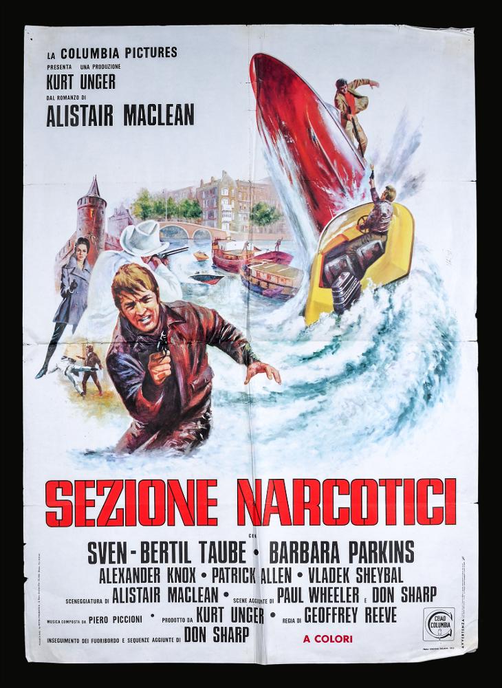 “Sezione narcotici” (titolo originale “Puppet on a Chain”) è un film del 1970 diretto da Geoffrey Reeve, basato sul racconto Burattino in catene del 1969 di Alistair MacLean, su sceneggiatura scritta da Alistair MacLean, Paul Wheeler e Don Sharp. Tra gli interpreti principali ricordiamo Sven Bertil Taube, Barbara Parkins, Alexander Knox, Patrick Allen. Il film è stato prevalentemente girato ad Amsterdam in Olanda.
Il manifesto cinematografico è firmato da Gianfranco Mascii. Conosciuto come Jean Mascii, (Mirandola, 5 luglio 1926 – Parigi, 16 novembre 2003), è stato un pittore e illustratore italiano naturalizzato francese. 
In fuga dal fascismo, infatti, si trasferì con la famiglia in Francia, dove avviò il suo ricchissimo percorso artistico. Nella sua carriera da cartel...