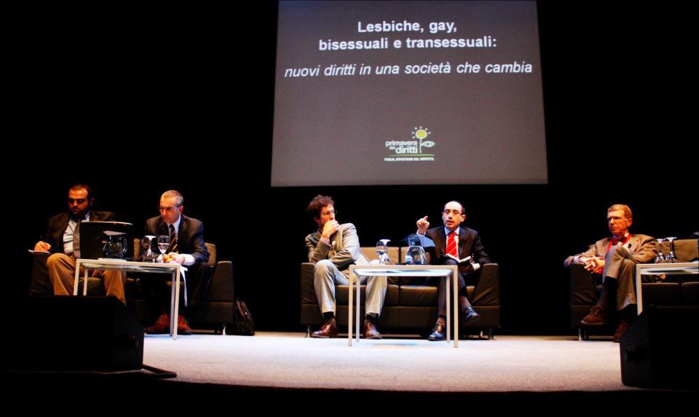 L'immagine fa parte di “Primavera dei Diritti", collezione digitale che raccoglie foto e video dell'omonima manifestazione promossa dalla Regione Puglia - Assessorato al Mediterraneo e realizzata dal Teatro Pubblico Pugliese dal 18 al 28 febbraio 2010 a Bari. Immortala un momento dell'incontro “Lesbiche, gay, bisessuali e transessuali: nuovi diritti in una società che cambia” avvenuto il 27 febbraio al Teatro Kursaal. Le associazioni LGBT (Lesbiche, Gay, Bisessuali e Transgender) si sono confrontate sull'attuale situazione normativa, sui temi della famiglia, dell'uguaglianza e della dignità, con gli avvocati Antonio Rotelli, Presidente della Rete Lenford, Francesco Bilotta (Docente Università di Udine) e Alexander Schuster (Avv. Foro Trento), coordinati dall'associazion...