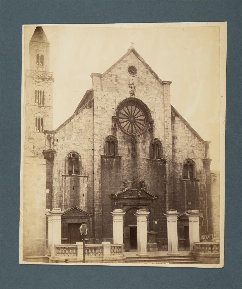 <div class="ql-editor"><div><span>Digitalizzazione di un ritaglio da fotografia di Romualdo Moscioni della facciata della Chiesa matrice Santa Maria La Porta a Palo del Colle (XII secolo).</span></div><div><span class="ql-cursor">﻿</span>La raccolta fotografica di Giuseppe Ceci (1863-1938), studioso delle arti figurative dell’Italia meridionale e tra i promotori delle Società di Storia Patria di Napoli e della Puglia, si inserisce nel vivace clima culturale dell’Italia postunitaria, caratterizzato dal progressivo consolidarsi di una «coscienza nazionale» alimentata anche dal confronto e dal dialogo con le realtà storiche e culturali locali.</div><div>Oggi la Biblioteca Comunale di Andria conserva oltre settecento fotografie dedicat...