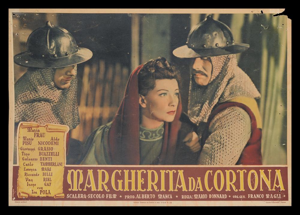 L'immagine riproduce una delle opere grafiche conservate presso la Mediateca Regionale Pugliese (vedi Note). Si tratta nello specifico di uno dei soggetti della fotobusta realizzata per il film italiano “Margherita da Cortona”, del 1950, per la regia di Mario Bonnard. Lo spazio qui è occupato per la maggior parte da una fotografia di scena; si può percepire l'utilizzo del fotoritocco, che ne ha accentuato colori, intensità e prospettiva, oltre che i dettagli dei bei costumi che richiamano l'ambientazione storica del film. Corre in basso il titolo, con un lettering dall'aspetto medievale e a sinistra l'illustrazione di una pergamena, che accoglie i nomi degli attori protagonisti, a firma di S. Scalora....