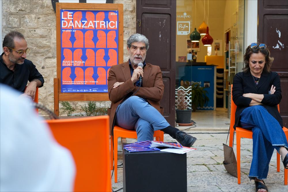 <div><strong>La fotografia documenta la presentazione del festival <em>Le Danzatrici en plein air</em>, promossa dall’Associazione Culturale Menhir, tenutasi il 14 giugno 2024 presso l’Infopoint di Ruvo di Puglia.</strong></div><div>L’incontro ha rappresentato un momento di apertura e di dialogo con la cittadinanza, dedicato alla condivisione dei contenuti, degli obiettivi e della programmazione dell’edizione 2024 del festival di danza contemporanea. La presentazione ha offerto l’occasione per illustrare il progetto culturale e il suo legame con il territorio, sottolineando il ruolo delle comunità locali e degli spazi urbani come parte integrante dell’esperienza artistica.</div>...