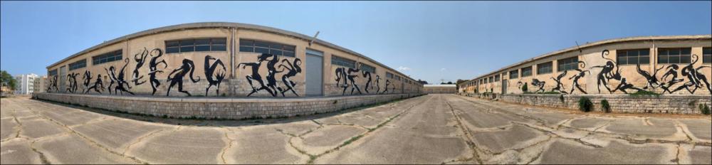 Iniziativa inaspettata è stata la realizzazione del grande murale "Metamor" grazie alla cooperazione tra l’illustratore croato Danijel Žeželj e lo street artist italiano Eron. Il grande murale decora i muri della nuova sede espositiva dell’ex Deposito Carburanti in Monopoli, esempio virtuoso di riqualificazione urbana che punta a diventare un hub di catalizzazione economica, culturale oltre che sociale.
L’opera “Metamor” è una danza lunga oltre 200 metri che rappresenta il ciclo della vita: dalle ombre di un grande uccello si inizia a definire un imponente airone bianco che con il suo volo elegante si trasforma in una danzatrice dalle linee tribali. La vorticosa danza si conclude con il volo di una colomba, simbolo dell'anima della ballerina. Il Racconto visivo si svilu...