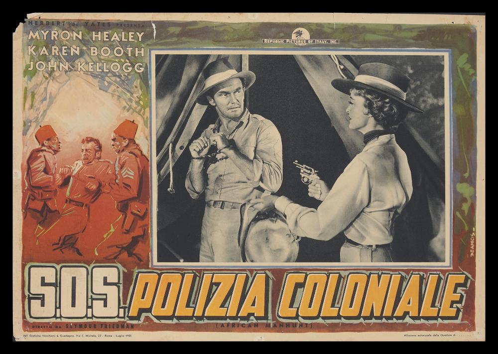 L'immagine riproduce uno dei manifesti conservati presso la Mediateca Regionale Pugliese (vedi Note). Si tratta di uno dei soggetti della fotobusta del film americano “S.O.S. polizia coloniale” (1955), a firma di De Amicis (Aldo De Amicis) come si evince dalla firma sul fianco destro. Illustratore romano, ha iniziato la sua carriera come vignettista del periodico a fumetti “Il Vittorioso”, opportunità che gli permise una maturazione stilistica tale da renderlo più sicuro e pronto per il mondo della cartellonistica. Per la serie di questa fotobusta, concepisce una illustrazione dai colori pastello delicati e caldi, che con tocchi vibranti e pennellate fluide rende la scena drammatica e tutta l'ambientazione esotica, come si evince dalla cornice di fronde di alberi che co...